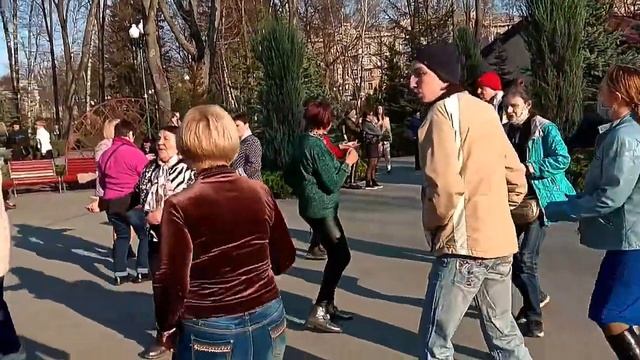 Ты красивая и счастливая!!!Танцы в парке Горького,апрель 2021. смотреть онлайн