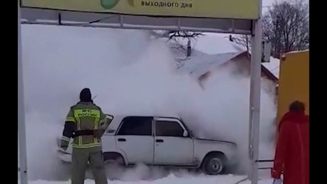 В центре Белой Глины загорелся автомобиль смотреть онлайн