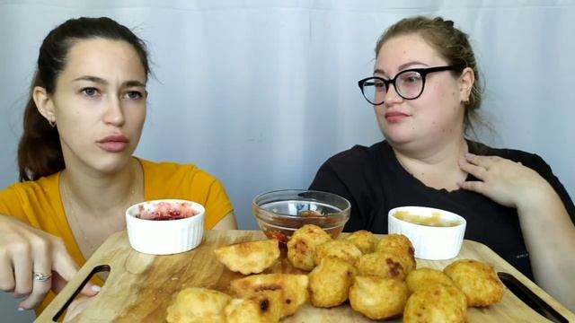 мукбанг наггетсы и чебупели с соусами / mukbang nuggets and chebupels with sauces смотреть онлайн
