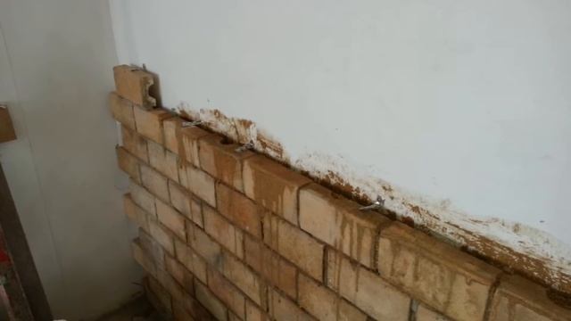 способ закрепления облицовочного кирпича к стене