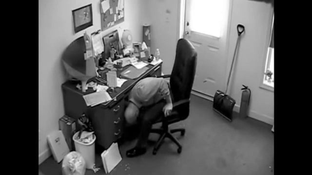 ПСИХИ В ОФИСЕ #16 Плохой стул смотреть онлайн