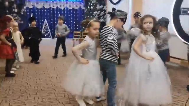 Новогодние танцы на утреннике в садике. Женя - разбойник. смотреть онлайн