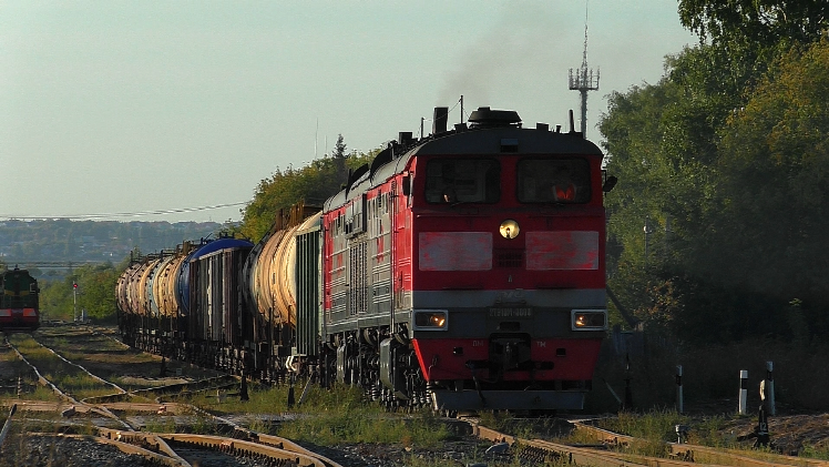 2ТЭ10М-3004 с грузовым поездом отправляется со станции Серные Воды