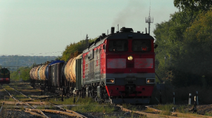 2ТЭ10М-3004 с грузовым поездом отправляется со станции Серные Воды