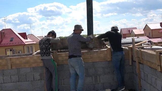 Армопояс под мансардную крышу. Как залить армопояс под мауэрлат. Академия Кровли в Комарово, Тюмень