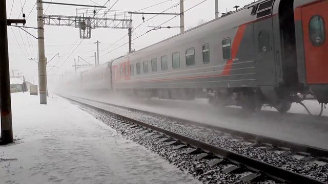 ЭП20-048 с пассажирским поездом близ о.п. Вешняки смотреть онлайн