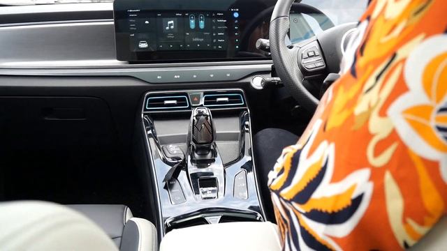 วิลเลี่ยม รีวิว MG VS HEV ครอสโอเวอร์ไฮบริด พลังเยอะ ออฟชั่นเต็ม смотреть онлайн