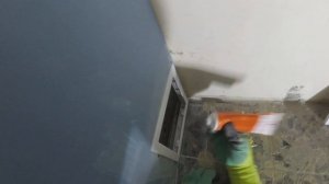 Установка пластикового ревизионного люка в ванной. На клей сумасшедшая липучка.