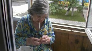 бабка курит сигарету не той стороной
