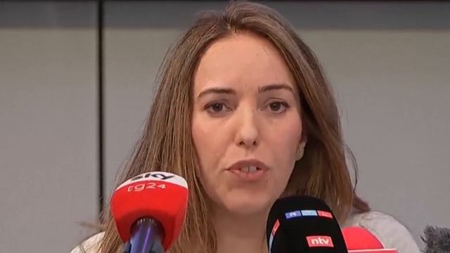 Julian Assange's wife says extradition order signed by Priti Patel is a 'travesty' смотреть онлайн
