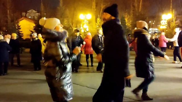 ПЕРВАЯ ЛЮБОВЬ ЗАИГРАЛА ВНОВЬ!???/ТАНЦЫ В ПАРКЕ ГОРЬКОГО ХАРЬКОВ ДЕКАБРЬ 2021 смотреть онлайн