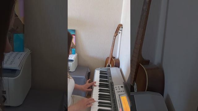 мама учится играть на пианино смотреть онлайн