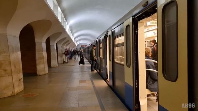 Состав 81-760/761 "Ока" на станции "Боровицкая" смотреть онлайн