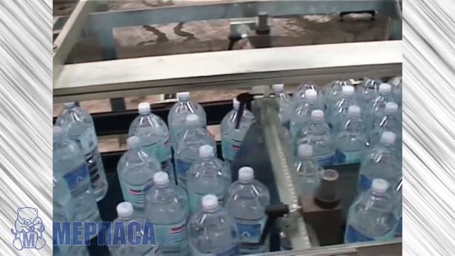 Упаковка ПЭТ бутылок с водой в пленку. Термоусадочная машина STAR F смотреть онлайн