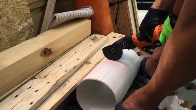 Cutting Big PVC Pipe Straight with AEG Omni 300 смотреть онлайн