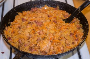 СОЛЯНКА ИЗ КВАШЕНОЙ КАПУСТЫ СО СВИНИНОЙ.