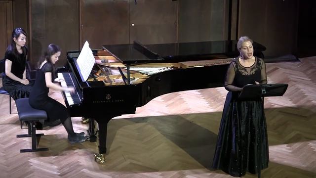 К.Дебюсси, "Лунный свет". Исп. Е.Ольховская (сопрано), Д.Наварро (фортепиано) смотреть онлайн