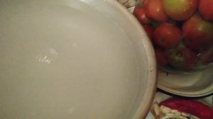 Помидоры под капроновой крышкой на зиму.