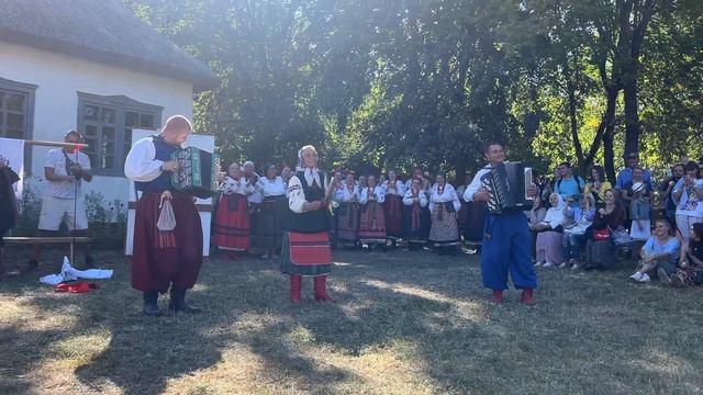 Оце врізали!!! Музей Пирогово. Бабуся талант смотреть онлайн