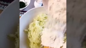 Блюда из кабачков в духовке. Драники из кабачков. Диетическое блюдо из кабачков.