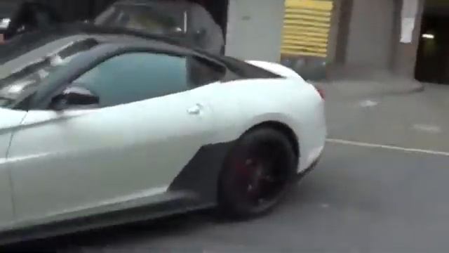 Шумная Ferrari пугает жителей Лондона своим мощным двигателем
