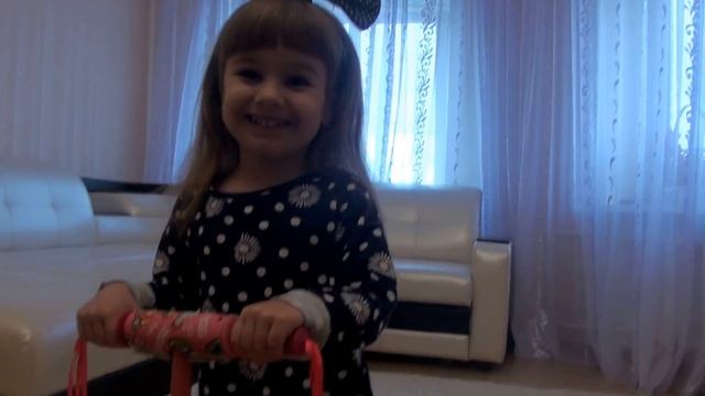 ПЕРВАЯ ПОБЕДА!!! 500 ПОДПИСЧИКОВ!!! УЧИМСЯ КАТАТЬСЯ НА САМОКАТЕ))) смотреть онлайн