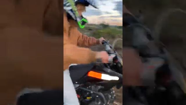 Yamaha 125 and Apollo 125 climbing hill смотреть онлайн