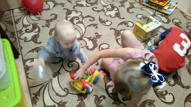 Первый день рождения Сёмы. Открываем подарки. смотреть онлайн