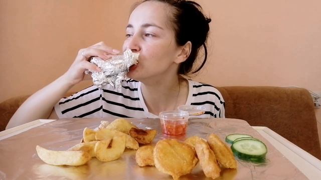 МУКБАНГ|ШАУРМА ЦЕЗАРЬ?, НАГГЕТСЫ, ДЕРЕВЕНСКАЯ КАРТОШКА| Ответы на вопросы| MUKBANG| ASMR смотреть онлайн