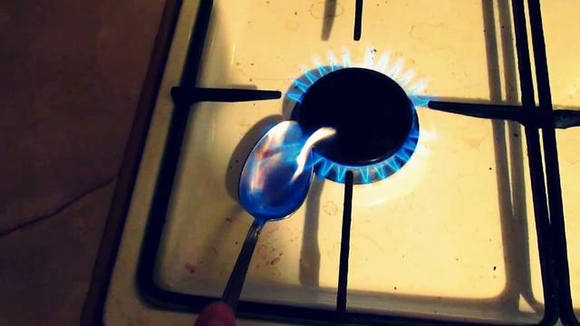 Простая реакция горящего воска с водой смотреть онлайн