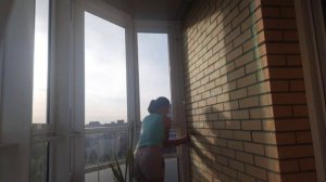 Огород на балконе. Как легко подвязать огурцы.