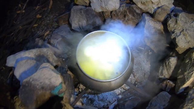 Как проходит поход в Крыму в ноябре? Готовим уху на костре и показываем красивые места Крыма! смотреть онлайн