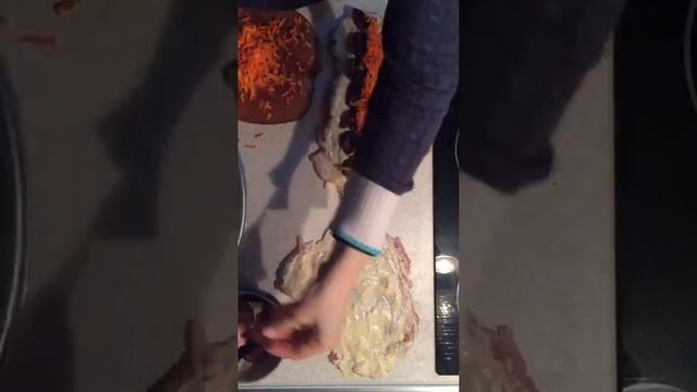Куриные рулеты с черносливом и морковкой. смотреть онлайн