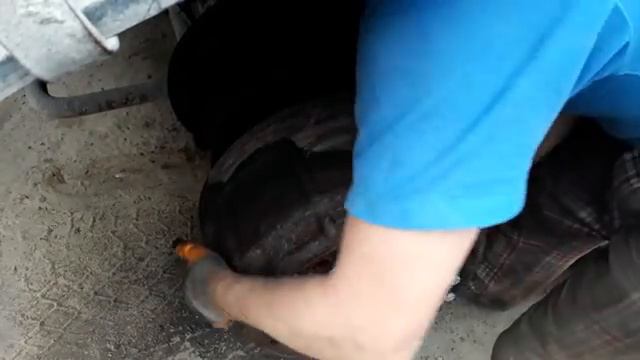 Как снять барабан на Камаз 6520, нехорошее колесо и презент от камазиста! смотреть онлайн