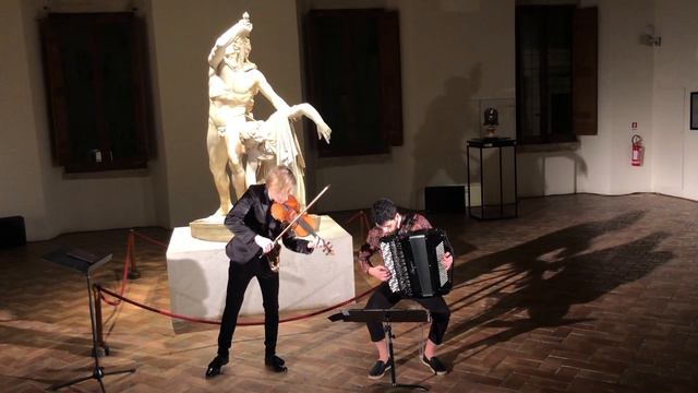 Vivaldi played on Stradivari and Accordion (Revich/Roffi) смотреть онлайн
