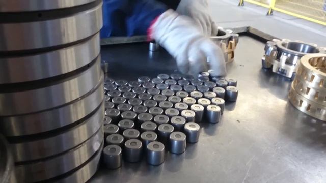 Сборка роликовых подшипников со стальным и латунным сепаратором. смотреть онлайн