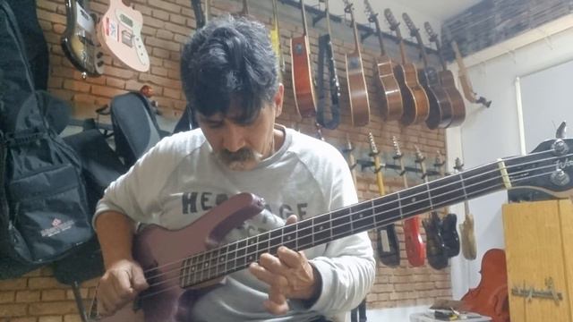 Baixo Washburn XB100 4 Cordas Burgundy Episódio 2 de 3 смотреть онлайн