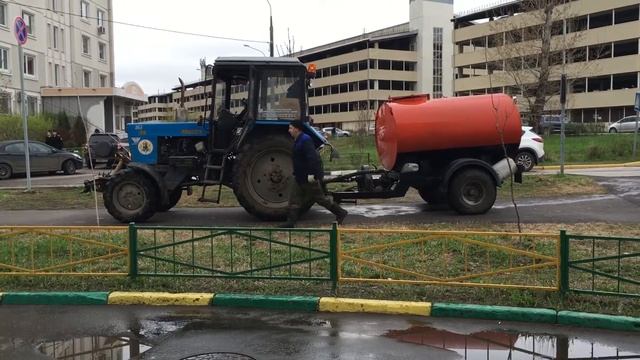 Начал поливать после того, как включилась камера.