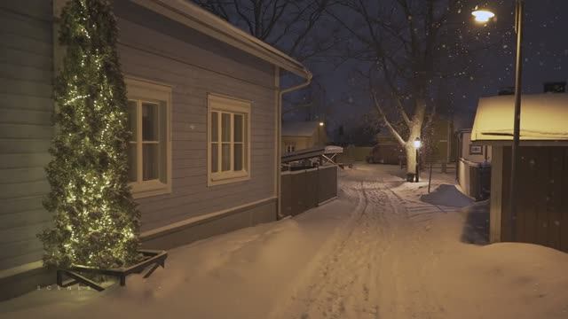 Порвоо. Ночная прогулка под снегопадом по Старому городу в Порвоо. Финляндия.