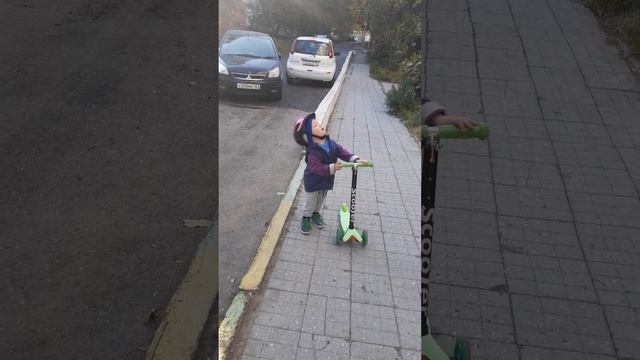 малыш одел каску сестры и пошёл кататься на самокате. смотреть онлайн