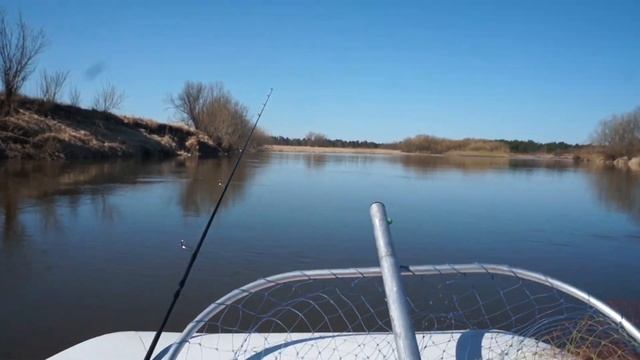 Паводок на реке. Рыбалка осталась в стороне. смотреть онлайн
