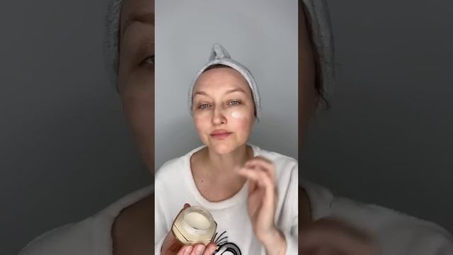 Помада от Kiko, очень красивая, с блёстками, но скорее металлик. Я в сомнениях… что думаете? смотреть онлайн