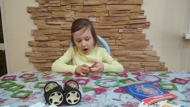 Магнитный конструктор на 49 деталей. Посмотрим что в коробке.