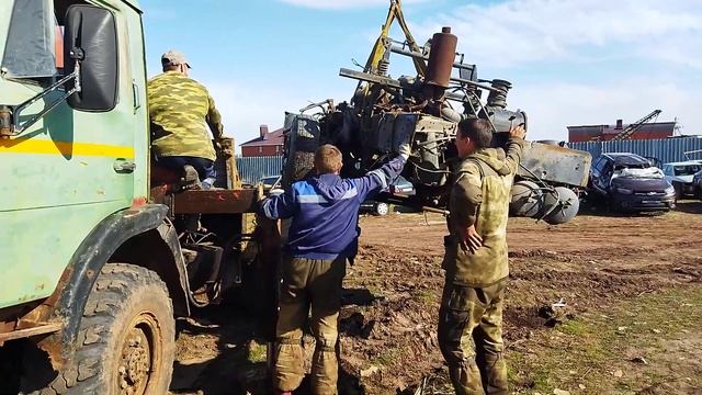 Манипулятор ХИАБ поднимает половину МАЗа смотреть онлайн