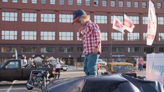Звезда!) Мальчик танцует на раздавленном Мосвиче на Кастом Конвенции смотреть онлайн