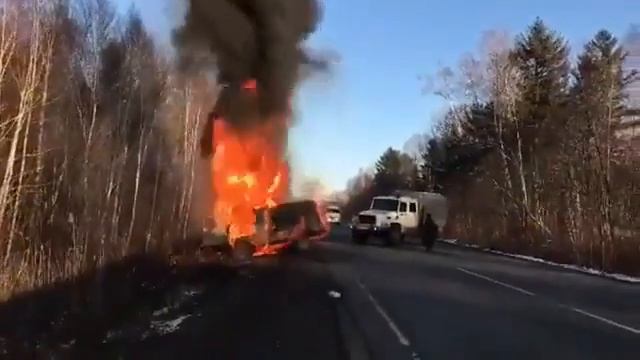 УАЗ перевернулся и загорелся на трассе в Хабаровском крае смотреть онлайн