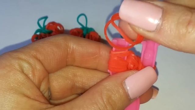 Брелок КЛУБНИЧКА из резинок на рогатке. STRAWBERRY Rainbow Loom Bands смотреть онлайн