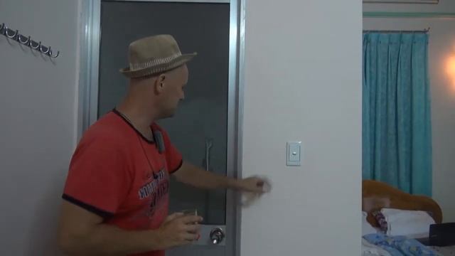 Отель за 11 долларов во Вьетнаме на границе с Лаосом. Зависли в Плейку. смотреть онлайн