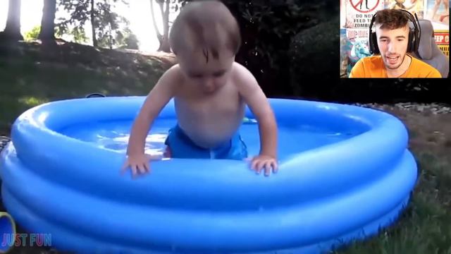 Niños chistosos jugando piscinas de agua & albercas - Videos De Risa 2020 nuevos 😂 Videos Graciosos смотреть онлайн