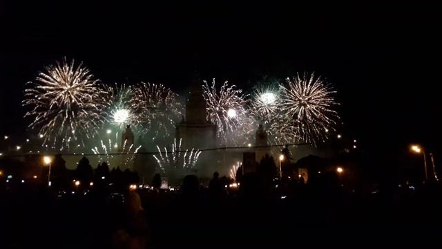 Круг света 2016 в Москве. Фейерверк в МГУ - Видео смотреть онлайн